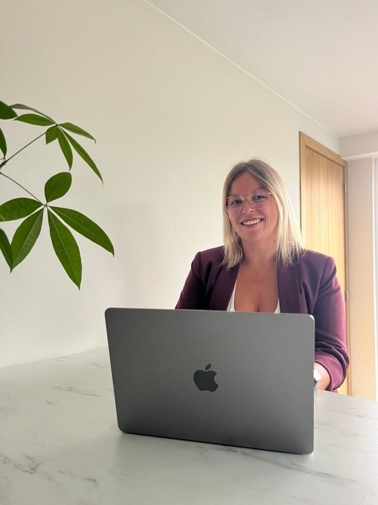 Administratieve assistent van Racoon Agency werkt aan overzichtelijke planning en structuur
